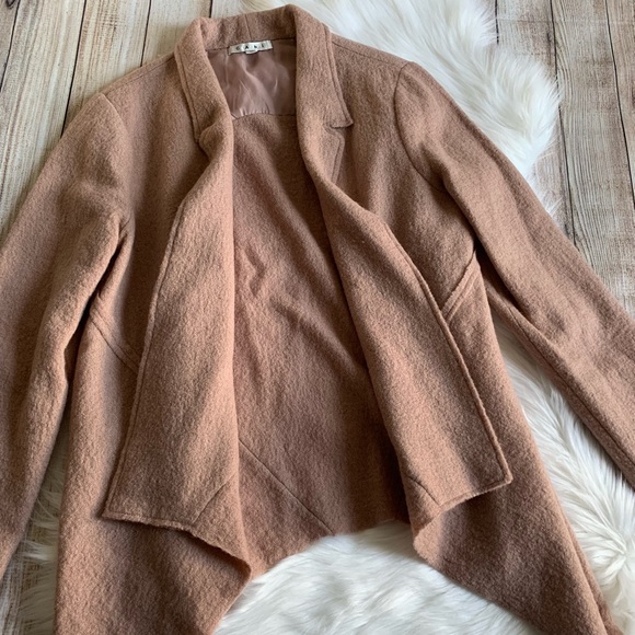 Cabi Blush Valentina Blazer w Shark Bite Hem - Picture 4 of 6